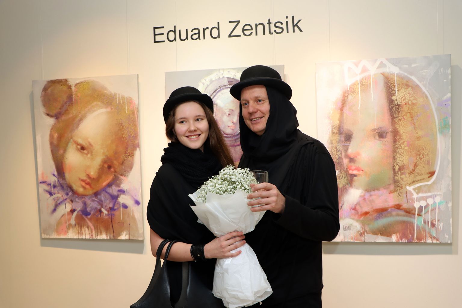 Муза вдохновляла художника Эдуарда Зеньчика не только во время создания картин, но и на открытии выставки.