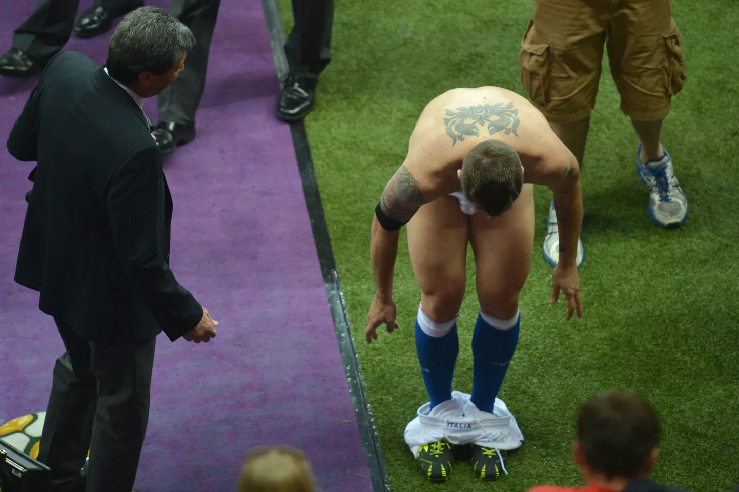 Antonio Cassano jalgpallipükse jalast võtmas