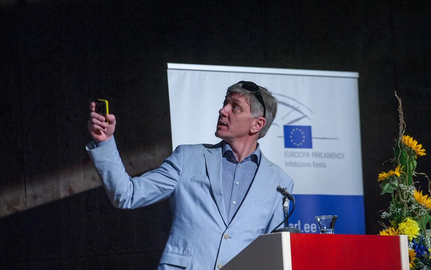 Viljandi päevalehe Sakala ja Euroopa Parlamendi Infobüroo Eestis arvamusliidrite lõuna üks kõnelejaid on Euroopa Parlamendi liige Indrek Tarand.