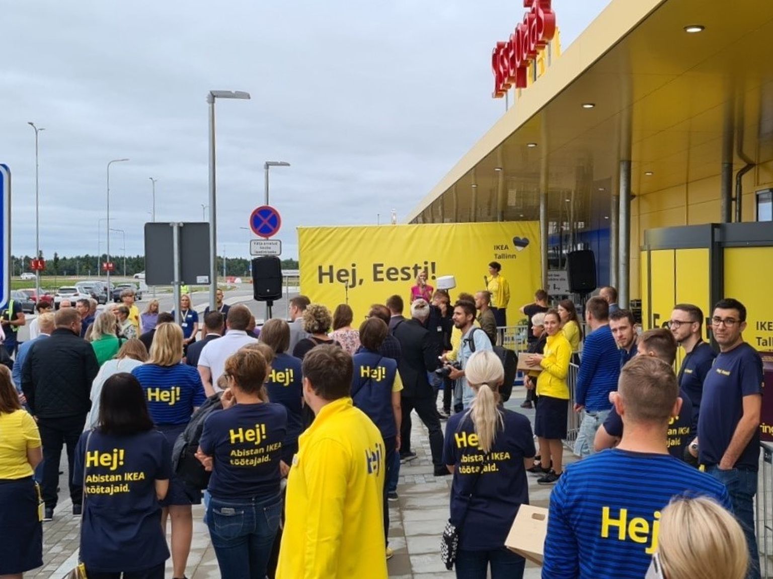 Открытие магазина IKEA. Сотрудники.