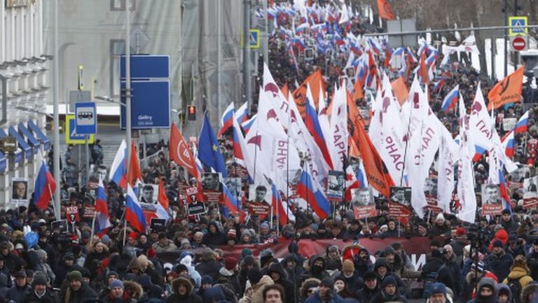 Тысячи москвичей вышли на марш памяти Бориса Немцова 