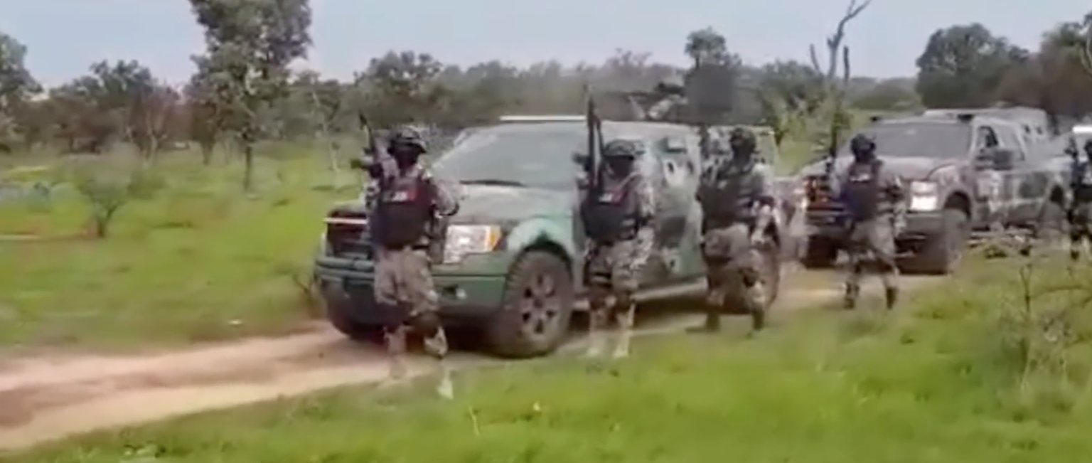 Jalisco kartelli liikmed oma relvadega uhkeldamas.