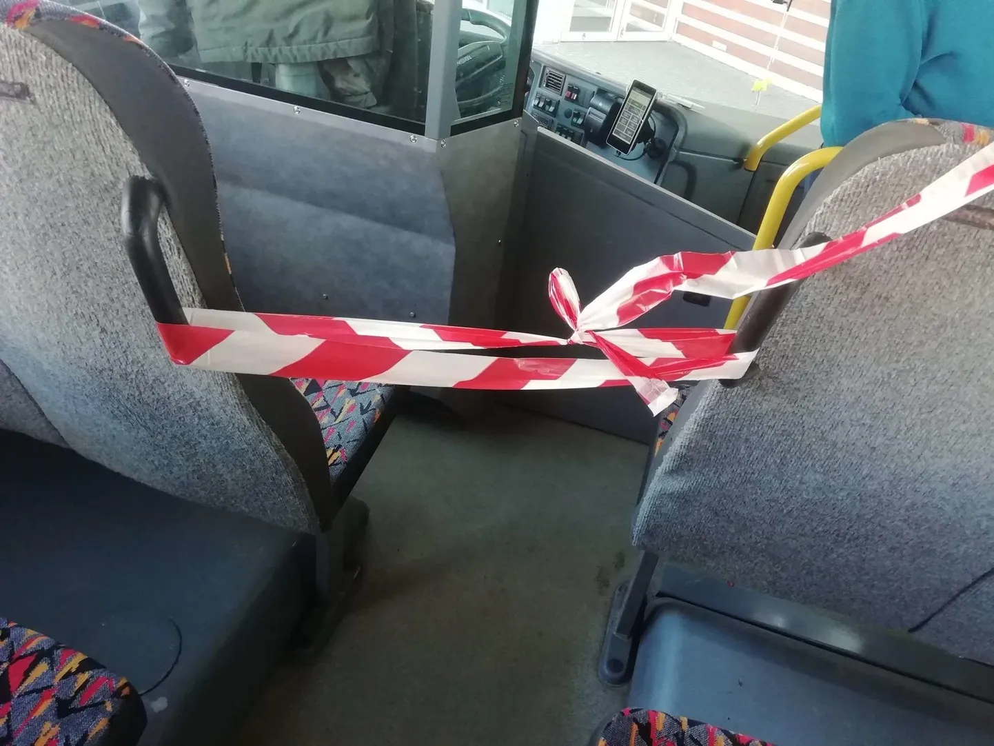 Eriolukorras oli salongi esiosa bussijuhtide kaitseks suletud.