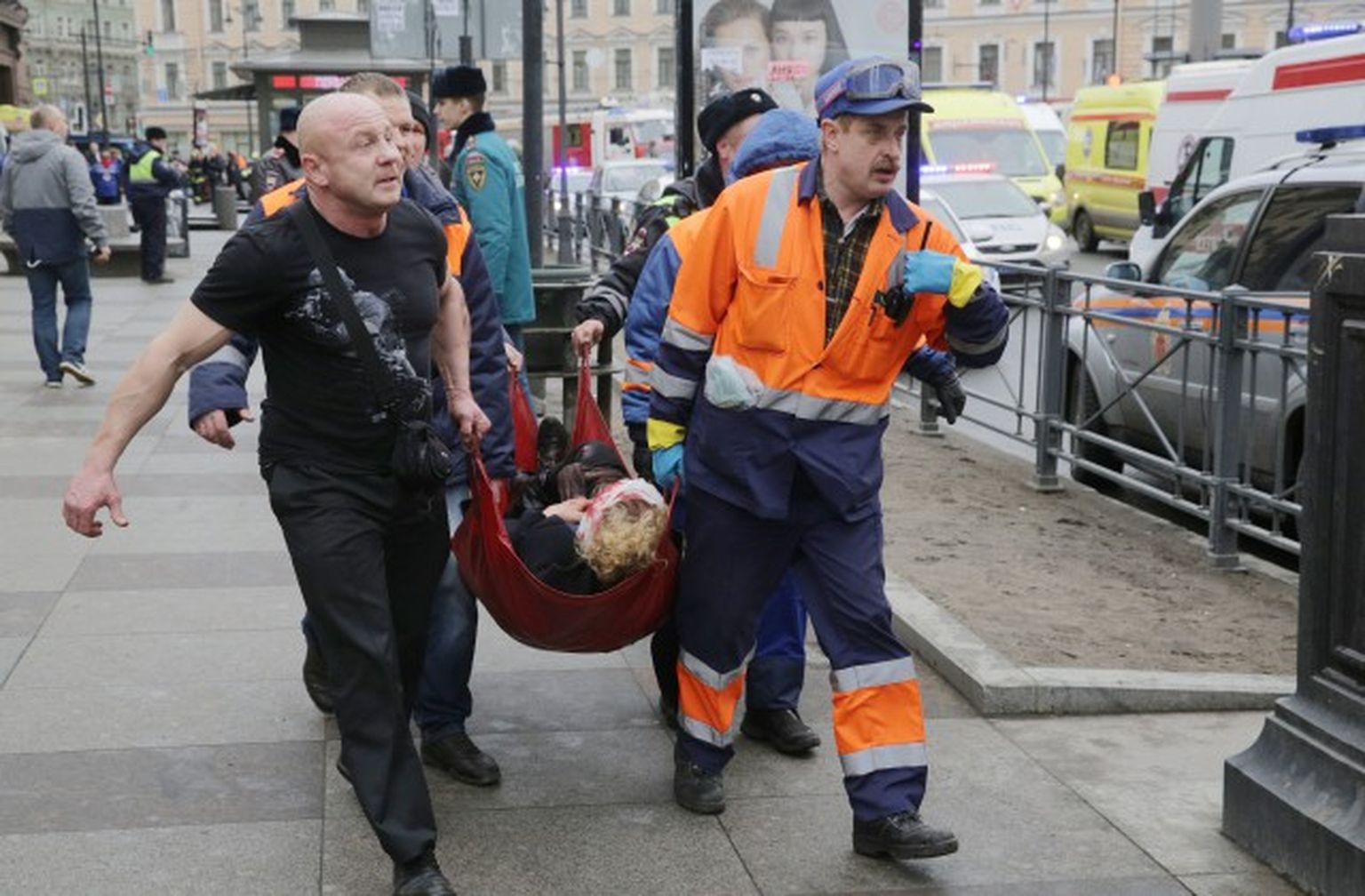 Glābēji nes Sanktpēterburgas metro sprādzienā cietušo