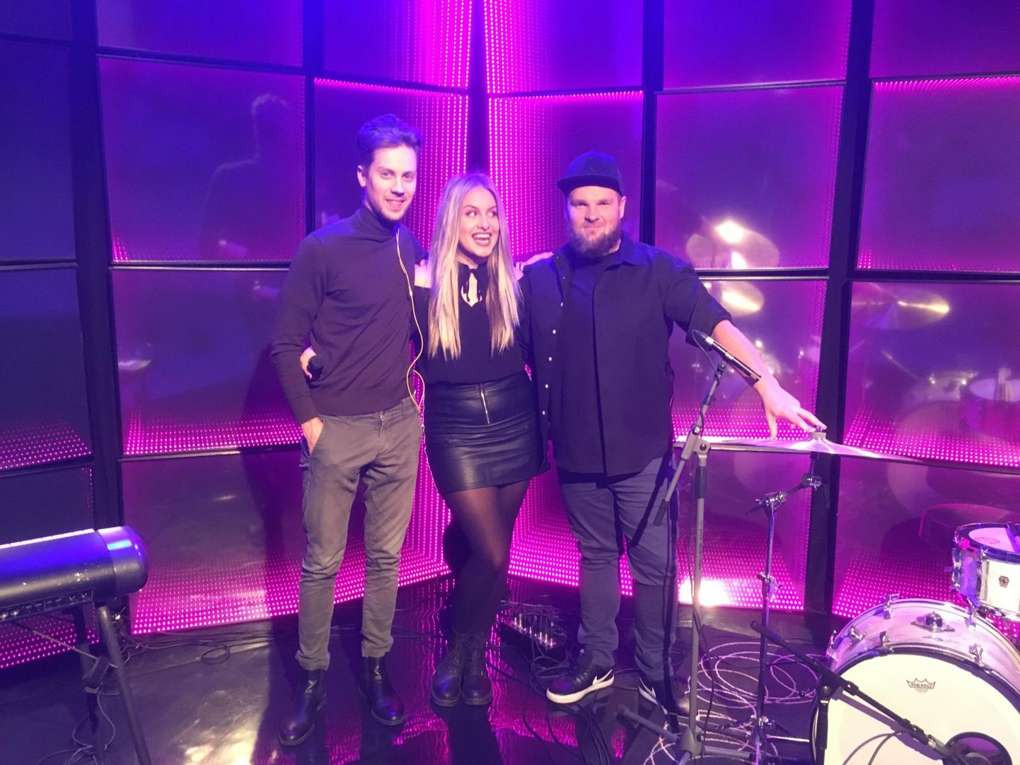 Kolmapäeva hommikul esines «Terevisiooni» saates Viljandi laulja Eleryn Tiit üheskoos Charles Zobeli ja Mikk Simsoniga.