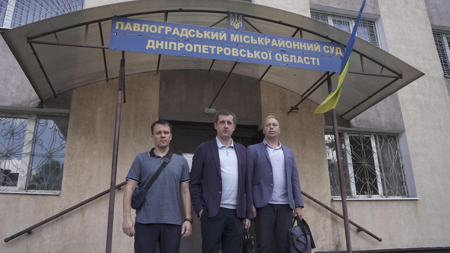 Oleksandr Chernov (left) in front of Pavlohrad court today with his lawyers Artem Krasnobryzhy (center) and Vadim Maltsev.