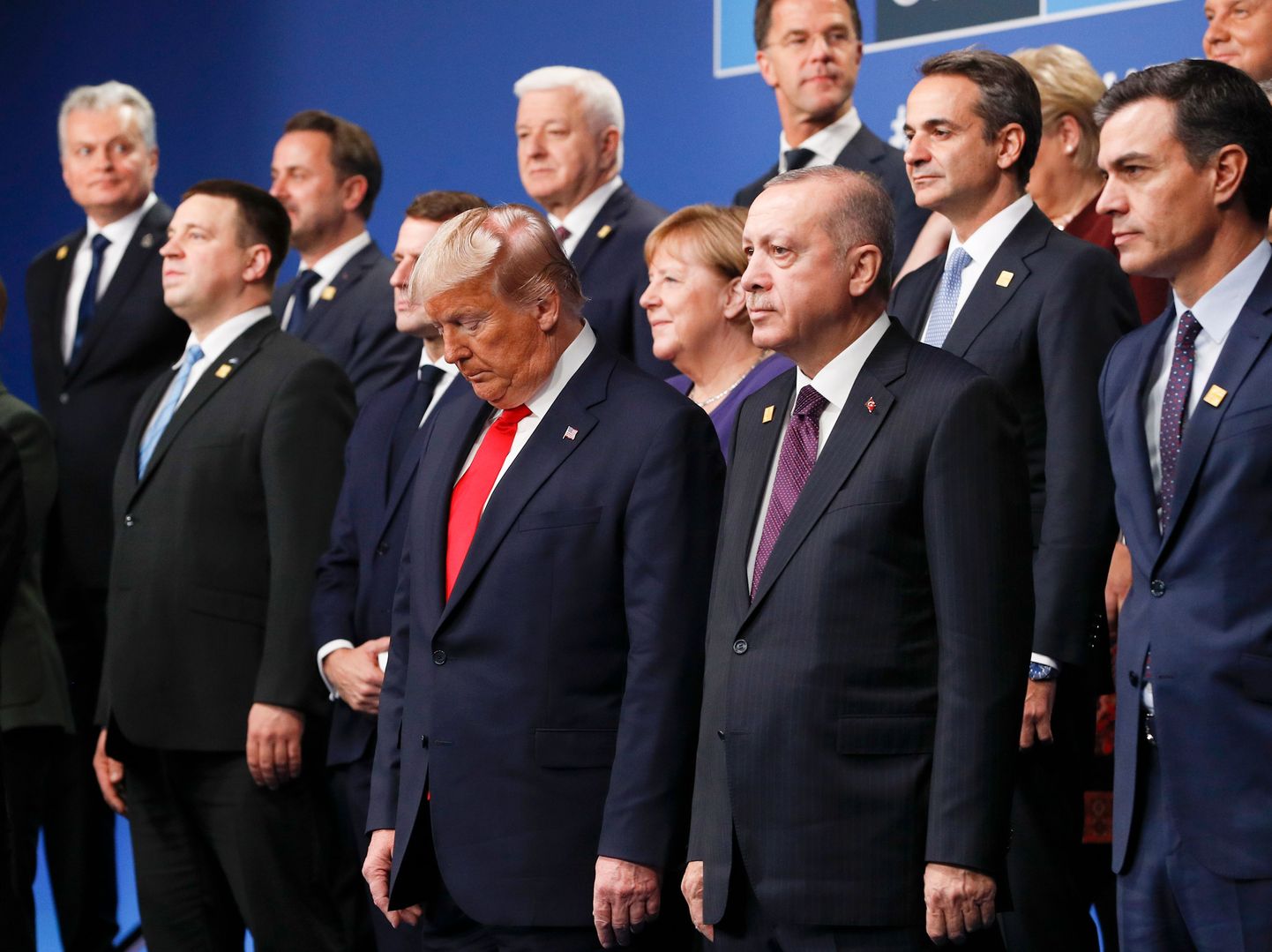 NATO riigipead nõndanimetatud perepilti tegemas. Vasakul ülemises reas on Leedu president Gitanas Nausėda, esireas USA presidendi Donald Trumpi vasaku õla kõrval seisab Türgi president Recep Tayyip Erdoğan.