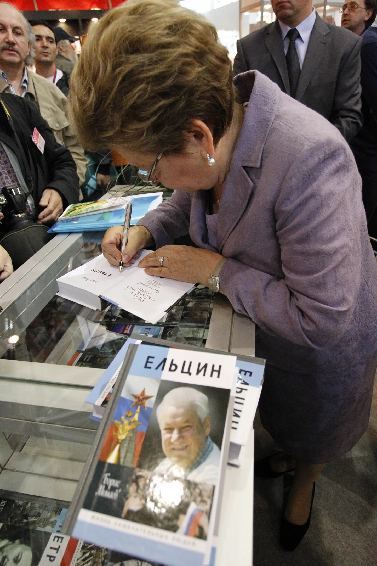 Naina Jeltsina jagas Moskva rahvusvahelisel raamatumessil Boriss Jeltsini biograafiasse autogramme.