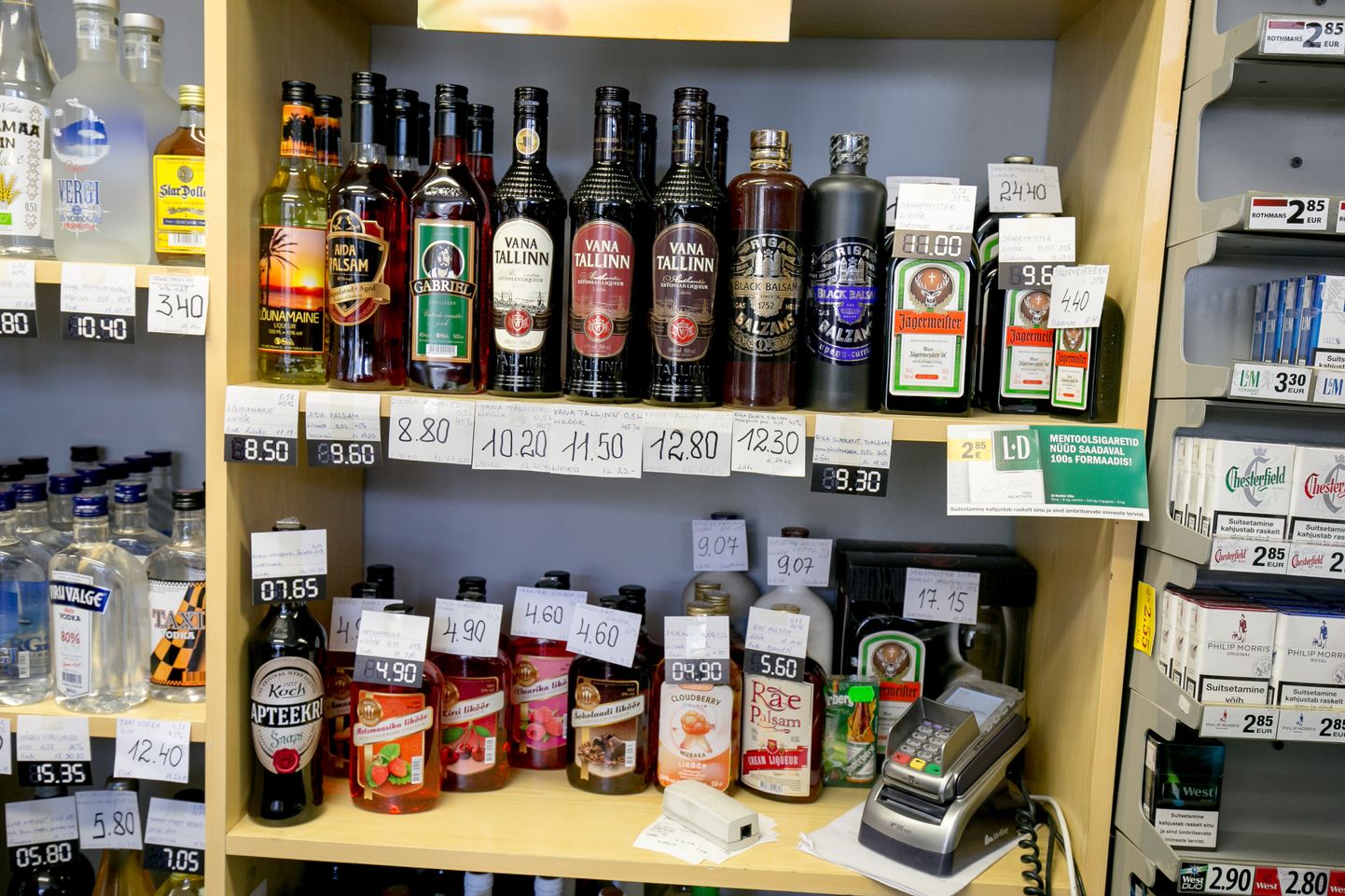 Valitsus kinnitas erakorralisel istungil alkoholimüügi öise piirangu üle Eesti, laiendades seda poodidelt kõigile toitlustusasutustele.