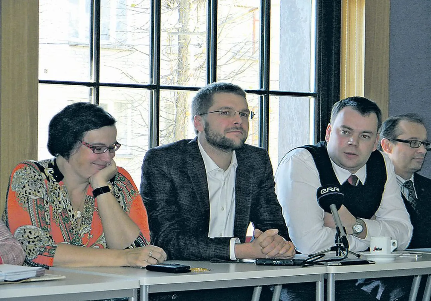 Катри Райк, Евгений Осиновский и глава предвыборного штаба СДПЭ Владимир Изотов на пресс-конференции.