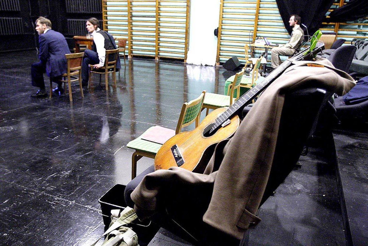 Lavastuses «Autori surm» tuleb mängu ka kitarr, kuid suurem osa muusikalisest kujundusest kõlab arvutisalvestistelt. Pildil jälgib lavastaja Ivar Põllu (paremalt) näitlejate Mart Aasa ja Helgur Rosenthali dialoogi.