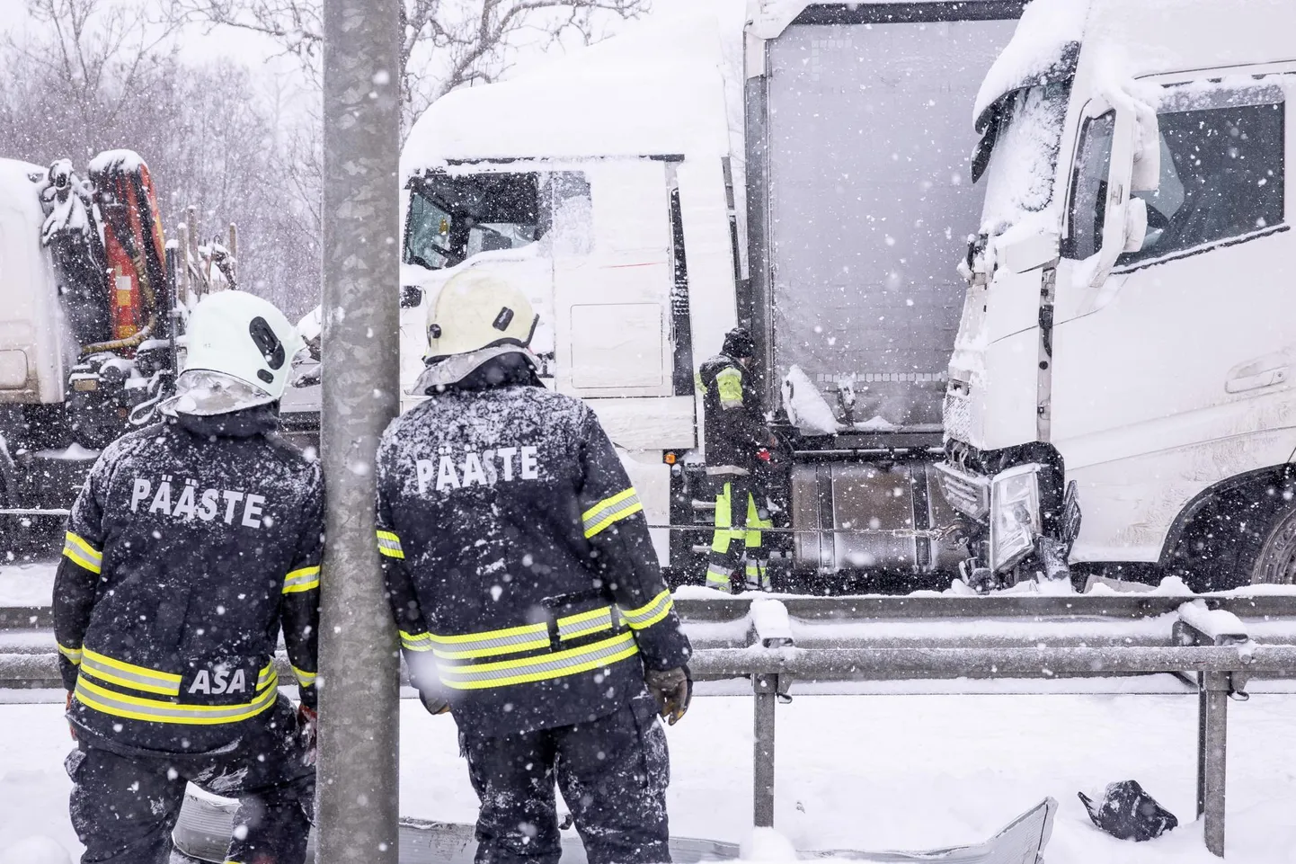 В прошлую пятницу на Таллиннской окружной дороге произошло серьезное ДТП, в котором столкнулись более 20 автомобилей и пострадали 11 человек.