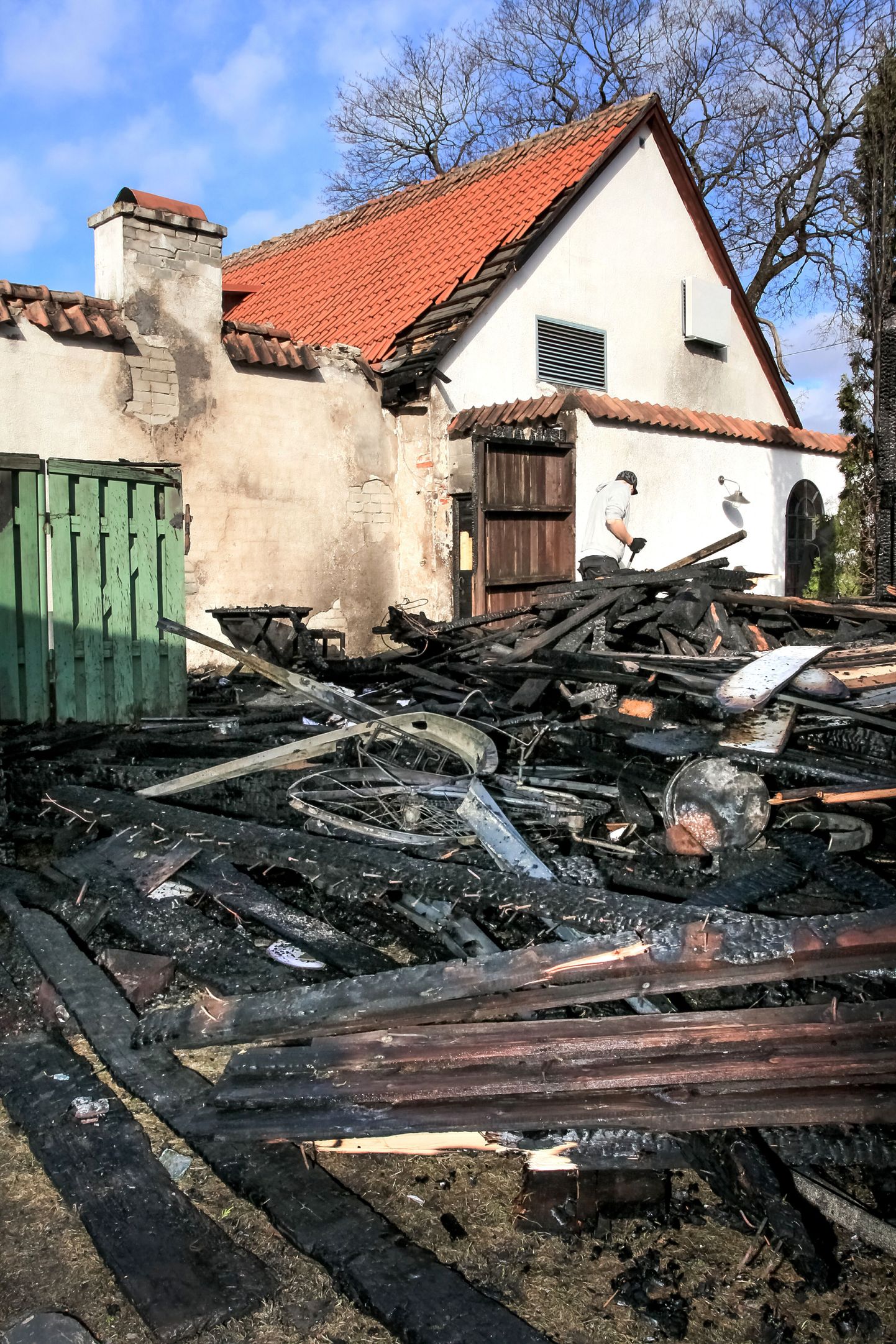 Täna öösel kella 3.45 ajal said päästjad väljakutse Pärnus Kuninga tänavale, kus põles lahtise leegiga puukuur.