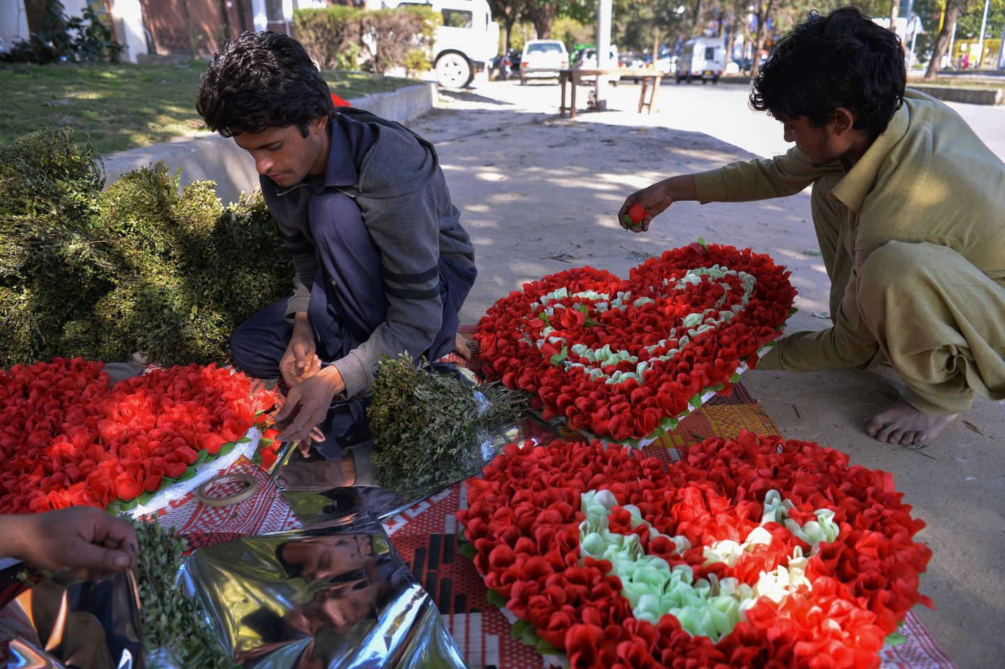 Pakistani lillemüüjad valmistuvad Islamabadis homseks.