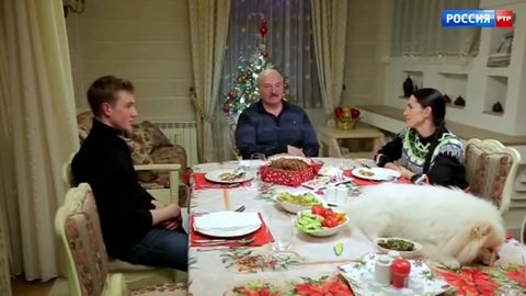 «На президентстве собаку съел». Шпиц Лукашенко, который бегал по столу во время интервью, стал мемом