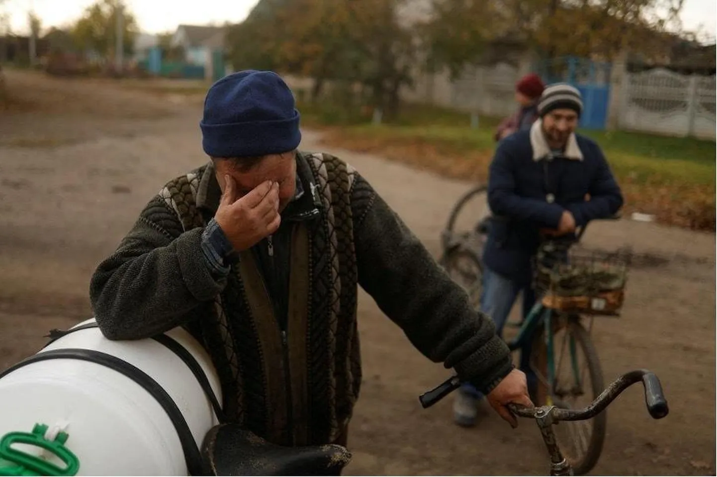 Blahodatne elanik väljendab emotsioone pärast Ukraina sõdurite jõudmist külla. Mehe mõlemad vanemad said Venemaa rünnakus surma.