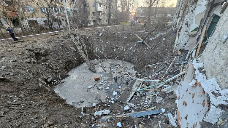 Результат прилета авиабомбы в одном из районов Херсона, 8 марта 2024 года. Бомба упала во дворе многоэтажного дома. Среди пострадавших оказался семилетний мальчик. Он был госпитализирован с взрывной травмой и контузией. Также на месте взрыва врачи оказали помощь 64-летней женщине, у которой была острая стрессовая реакция. Спасатели вытащили из квартиры на третьем этаже еще двоих пожилых людей и эвакуировали их в безопасное место.