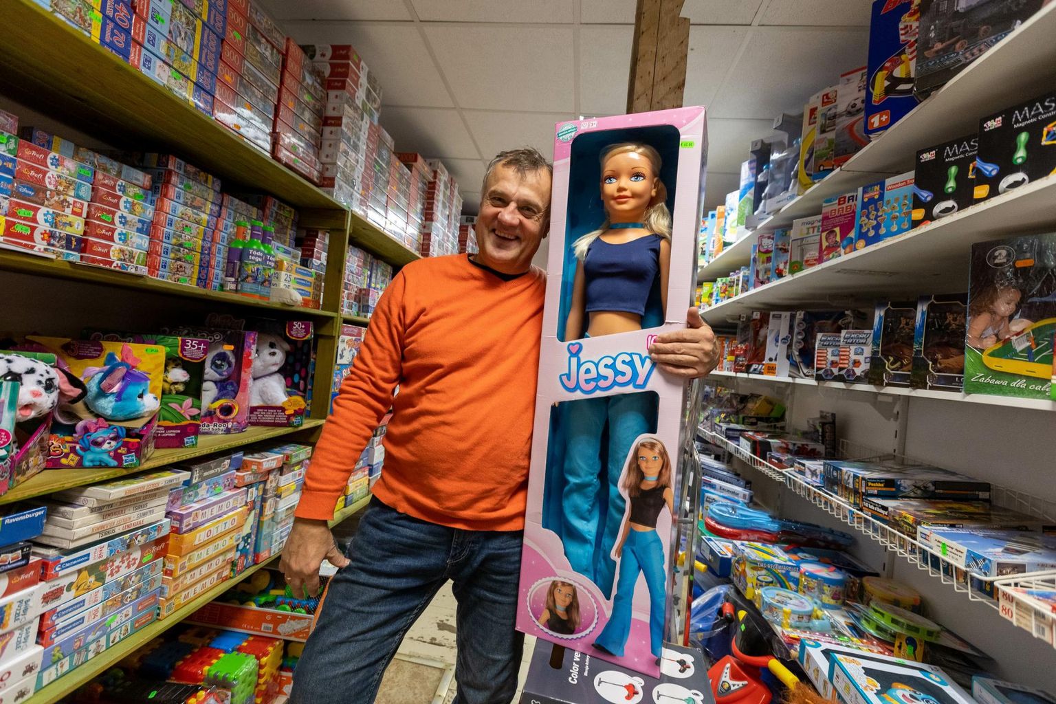 Ettevõtja Aivar Ausin toob Järvamaa lastele vahvaid mänguasju juba kümme aastat püüdes kaubavalikuga teistest poodidest erineda.