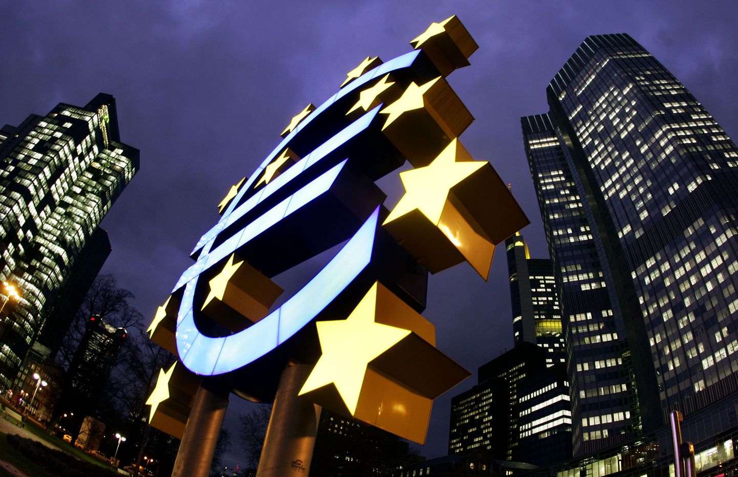Euro märk Euroopa Keskpanga peahoone ees Frankfurdis.