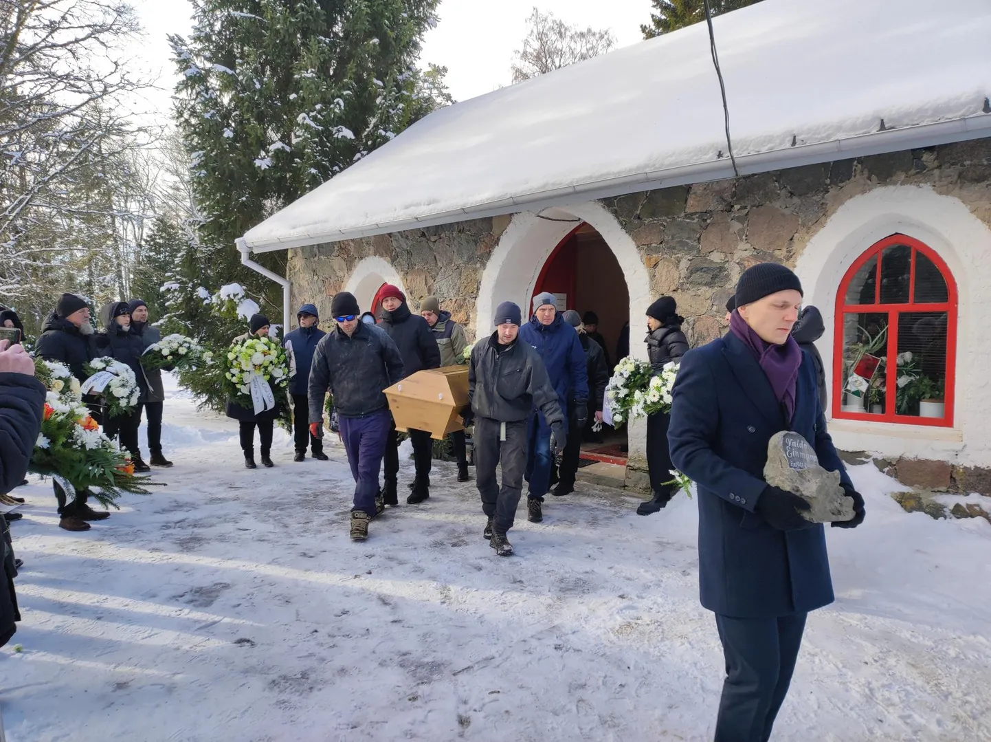 Valdo Einmann saadeti viimsele teekonnale Simuna kalmistu kabelist.