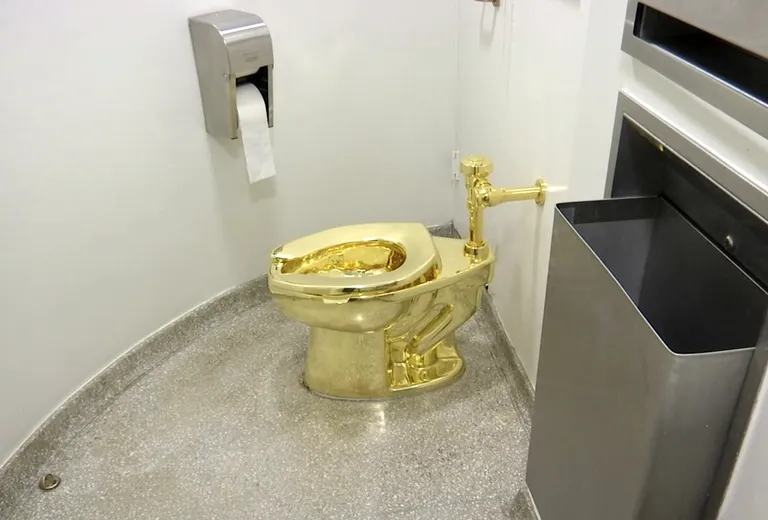 Itaalia kunstniku Maurizio Cattelani teos «America», mis on 18-karaadisest kullast WC-pott, USAs New Yorgis Solomon R Guggenheimi muuseumis