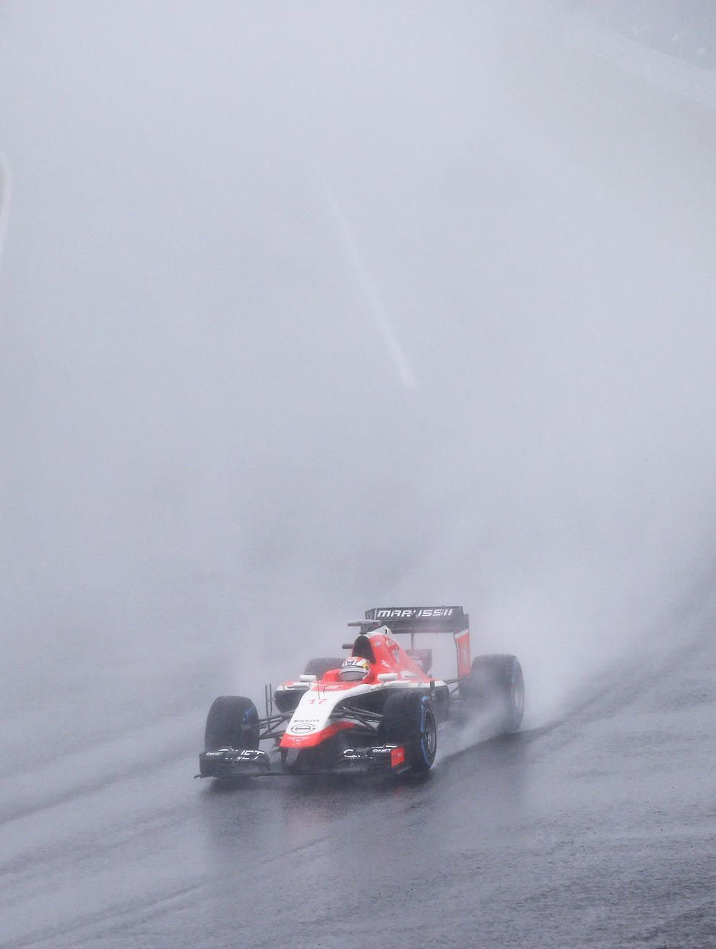 Jules Bianchi hetk enne väljasõitu vihmas ja hämaras.