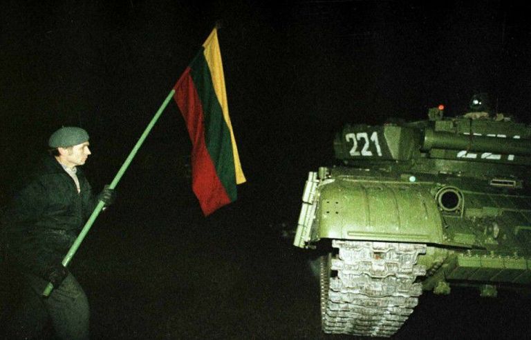 Leedu mees rahvuslipuga Nõukogude tanki ees 13. jaanuaril.