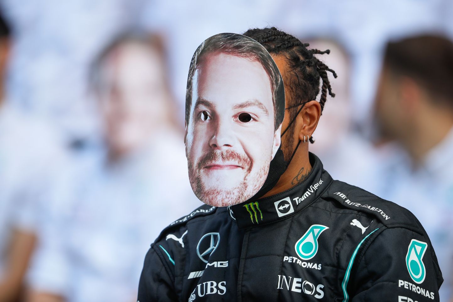 Lewis Hamilton kandmas Valtteri Bottase maski. Kas soomlane võiks järgmisel hooajal teda ka Mercedeses asendada?