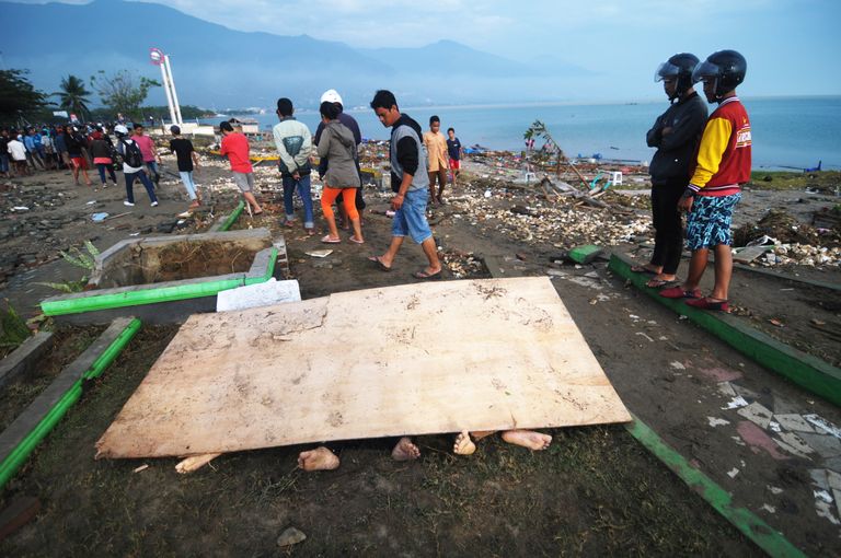 Inimesed möödumas maavärina ja tsunami ohvritest Palu rannas Sulawesi saare keskosas.