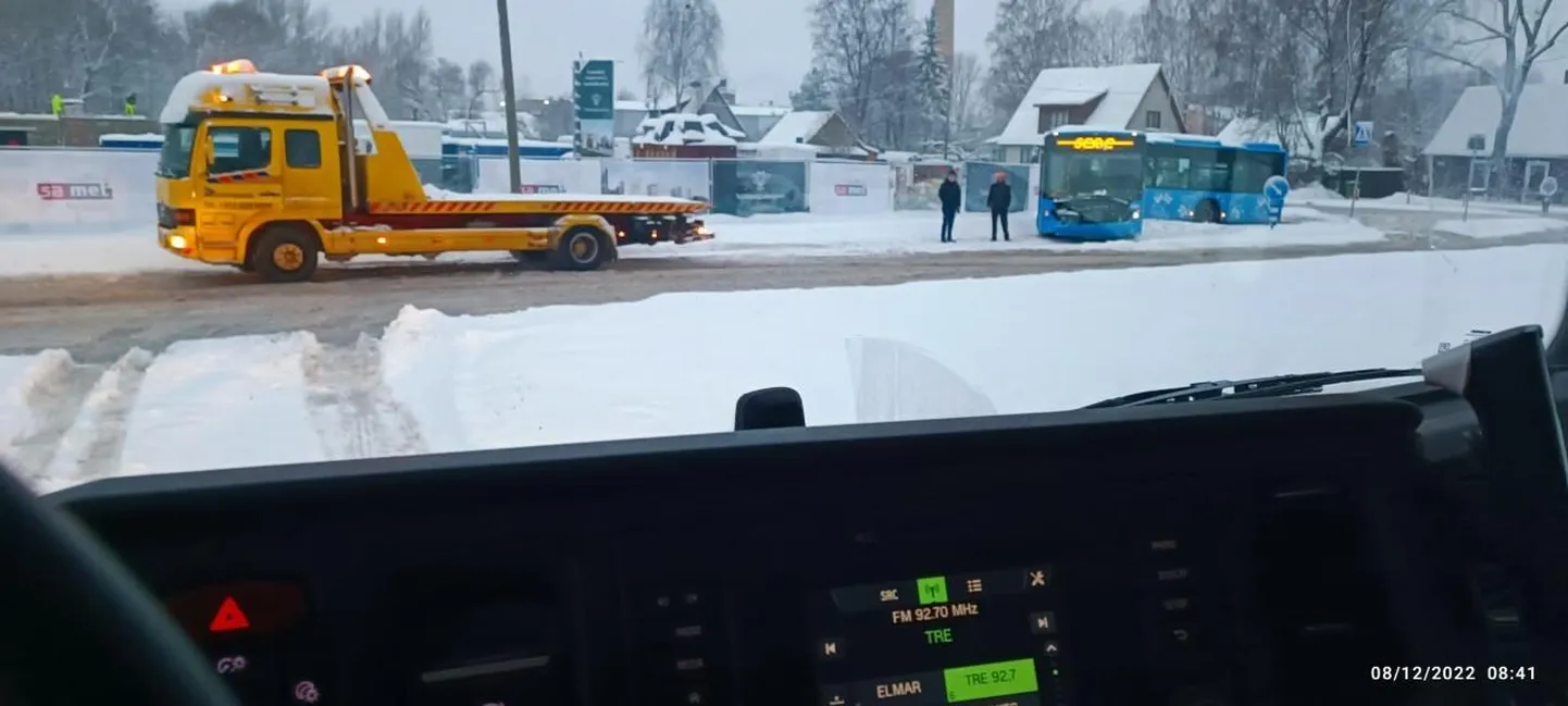 Puksiir aitas hommikul teelt välja sõitnud bussi teele tagasi.