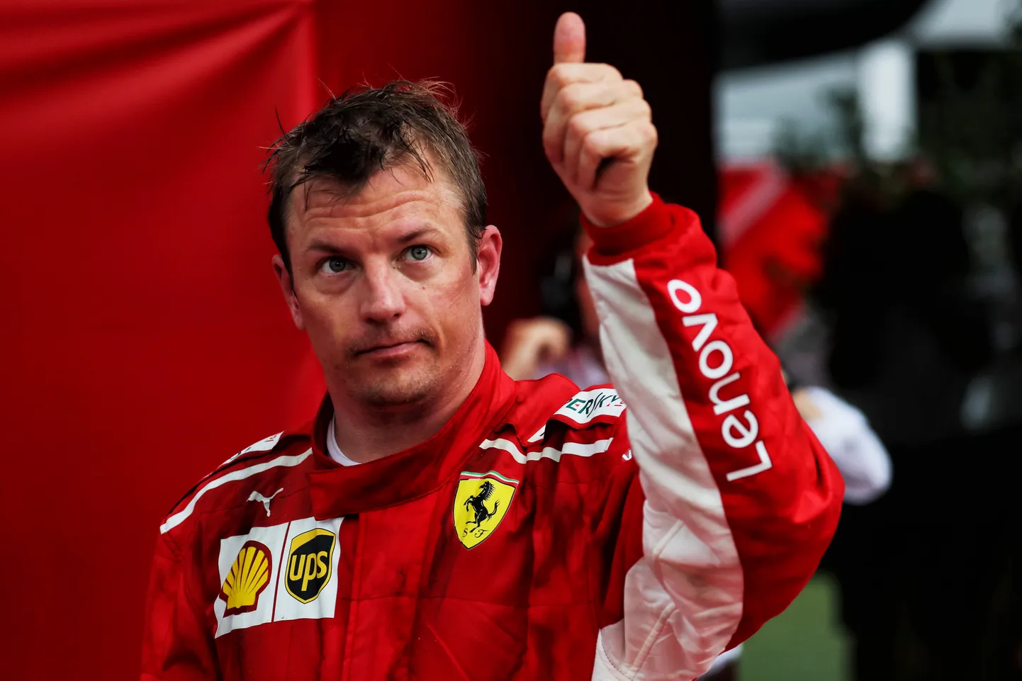 Kimi Räikkönen juubeldab Soome kõigi aegade esinumbriks kerkimise üle.