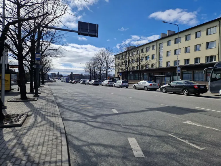 Tallinna maanteelt sillale suunduv sõidurada oli selleks ajaks juba vaba, aga sealgi tekkis seisak, kuna vahepeal lasti kesklinnast tulijaid vastassuuna kaudu läbi.
