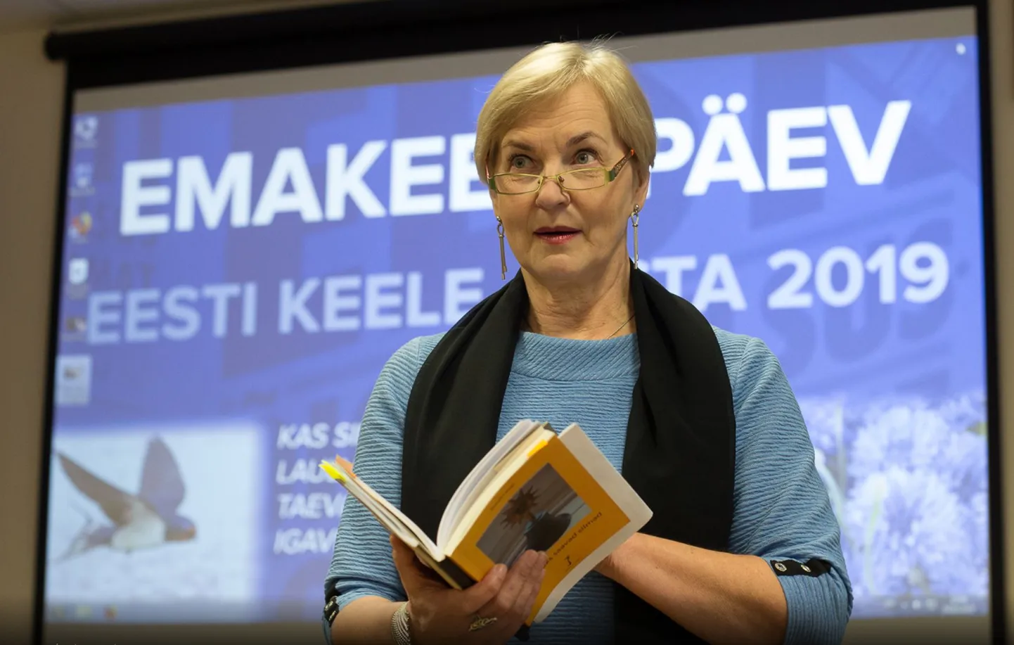Emakeelepäeva kõnekoosolekul ei peetud üksnes kõnesid. Poetess ja kirjanik Anneli Lamp (pildil) luges oma luulet, ka hiljuti sündinud luuleridu, kus kõlab mure aina õheneva eestluse pärast siin piirkonnas. Meeleolu aitasid koosolekul tõsta isamaaliste laulude ühislaulmine koos Ivo Linna ja Kirderanniku kooriga ning naisrühma Gevi tantsud.