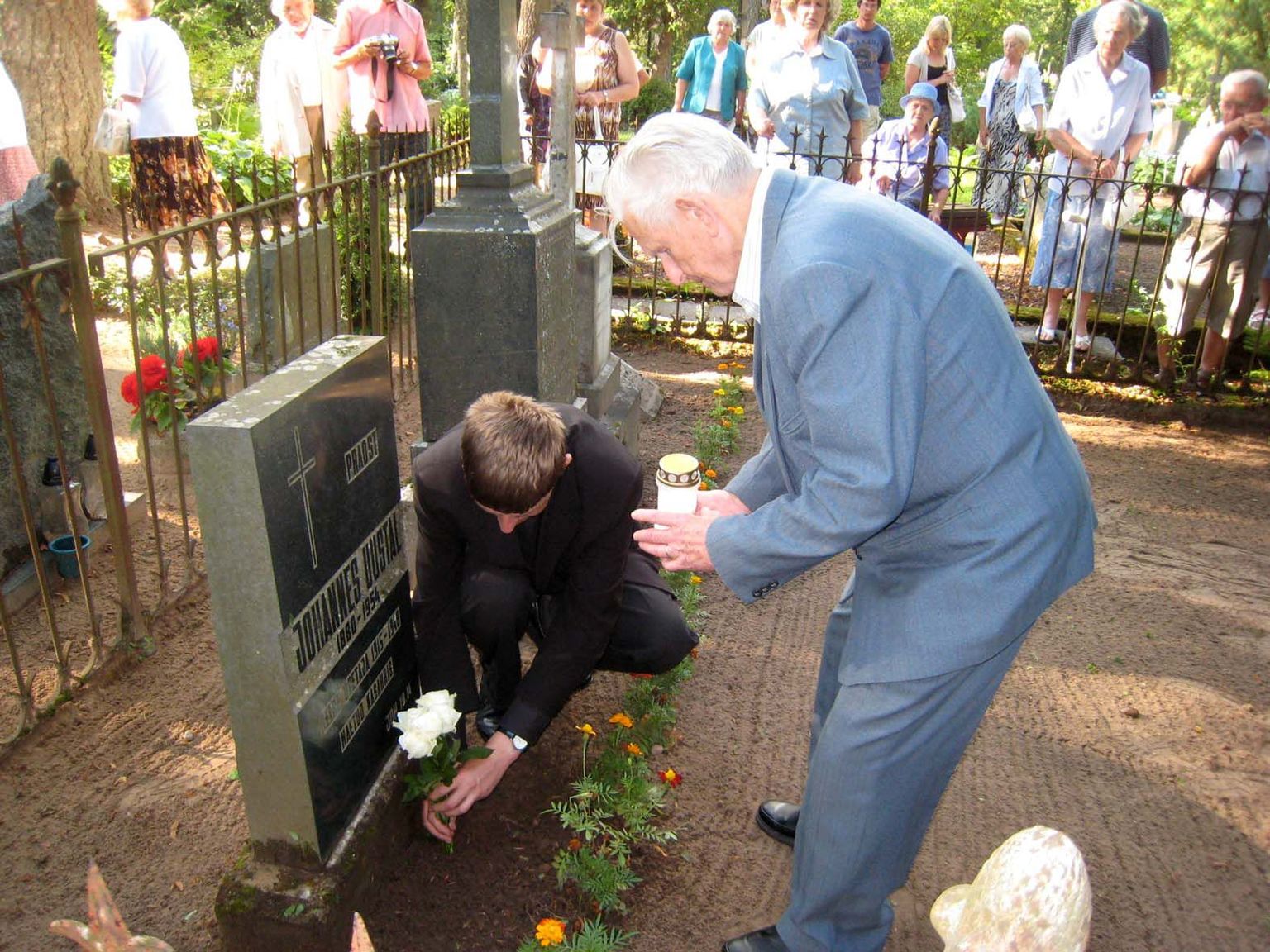 Pärast Arvo Lastingu pöördumist kõigevägevama poole astus Aldo Uustal langetatud päi oma isa mälestuskivi ette ja asetas selle jalamile lillekimbu.