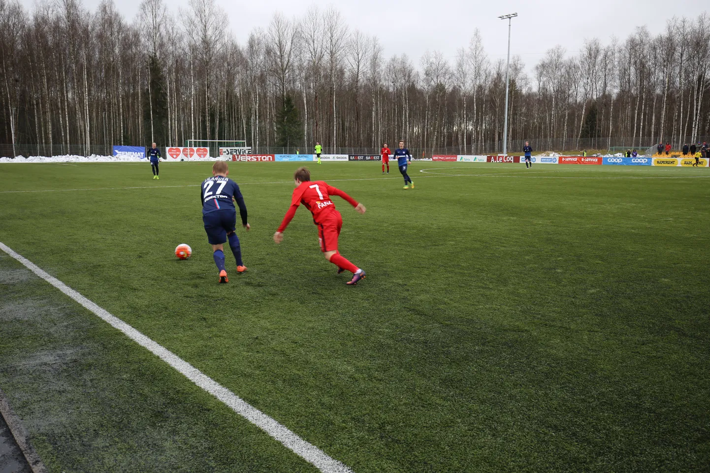 Narva Transi mängijad (punases) avavoorukohtumises Paide Linnameeskonnaga, kellele kaotati koguni 1:5.