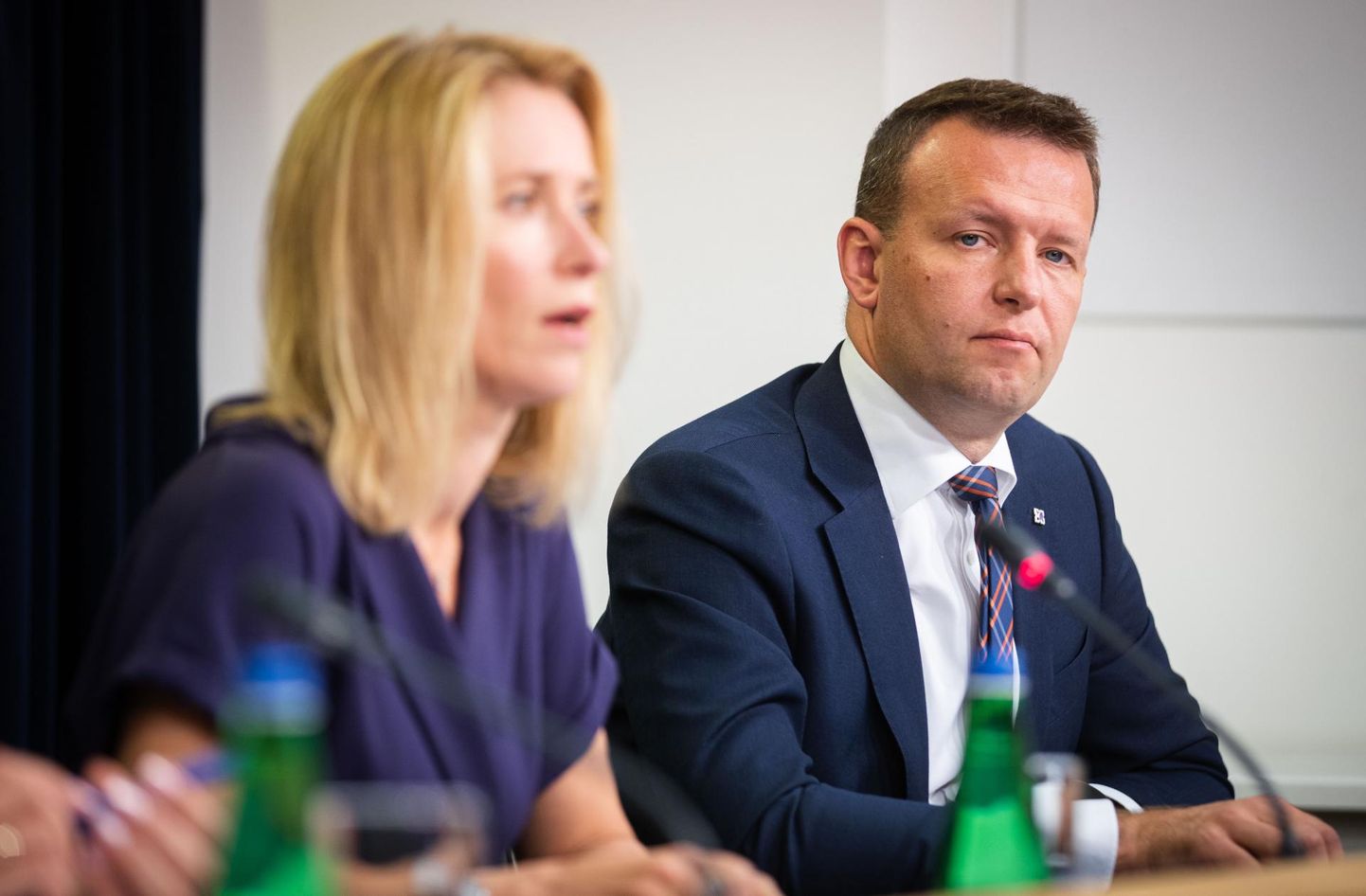 Peaminister Kaja Kallase arvates tuleb punamonumendid teisaldada võimalikult kiiresti. Vasakul siseminister Lauri Läänemets.