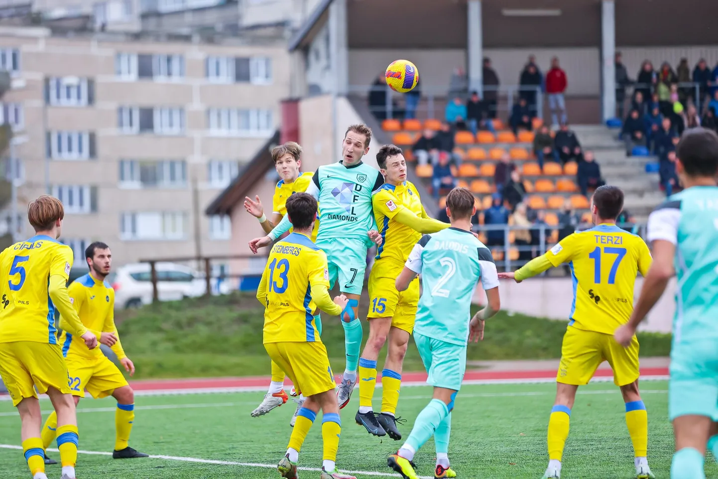 "Valmiera FC" un "SK Super Nova Salaspils" futbolisti