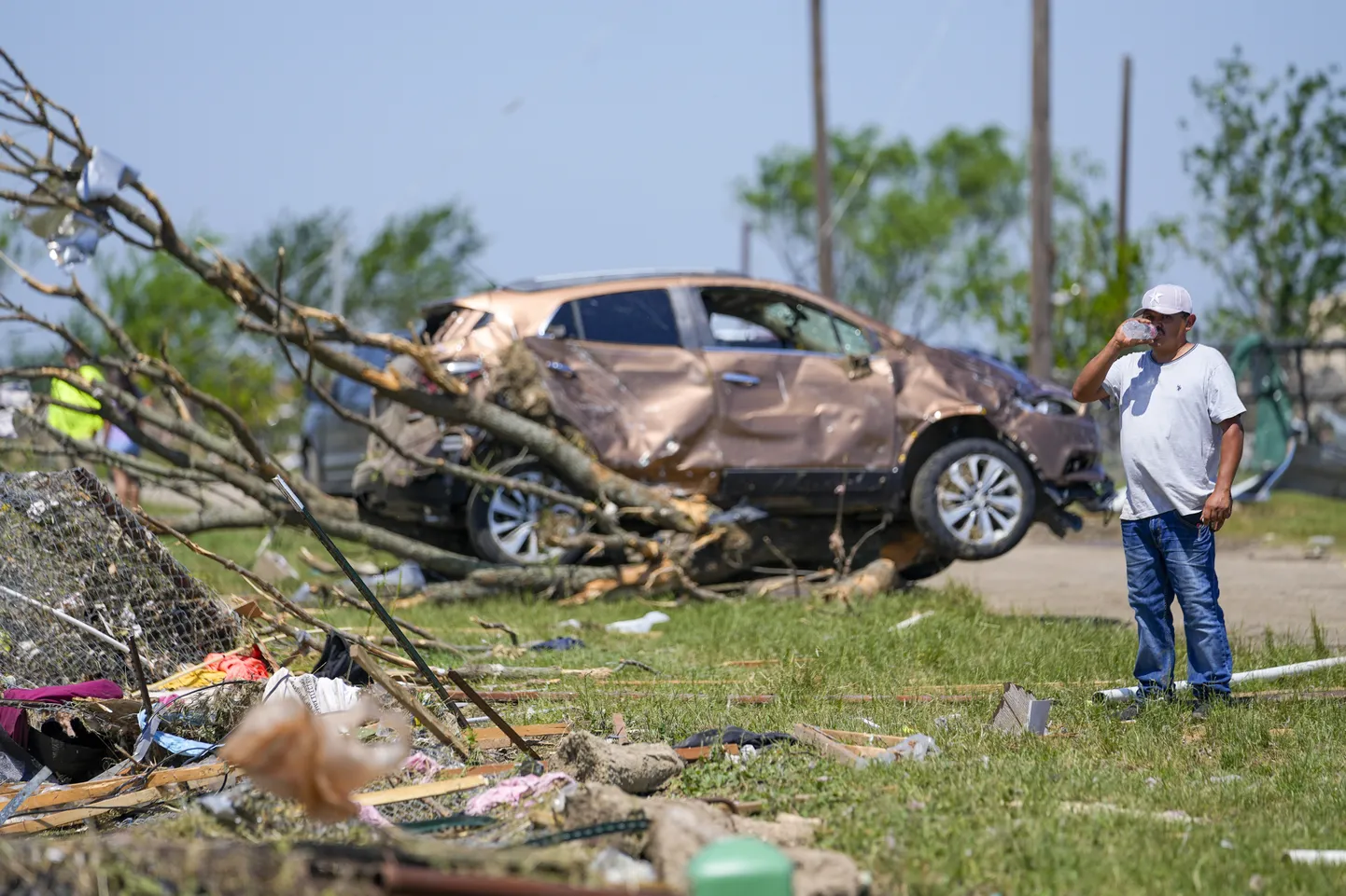 Mees uurib Texase osariigis Valley View'is pühapäeval, 26. mail 2024 toimunud tornaado kahjustusi naabri kodule. Tugevad laastavad tormid jätsid pühapäeval Texases, Oklahomas ja Arkansas's endast suure jälje.