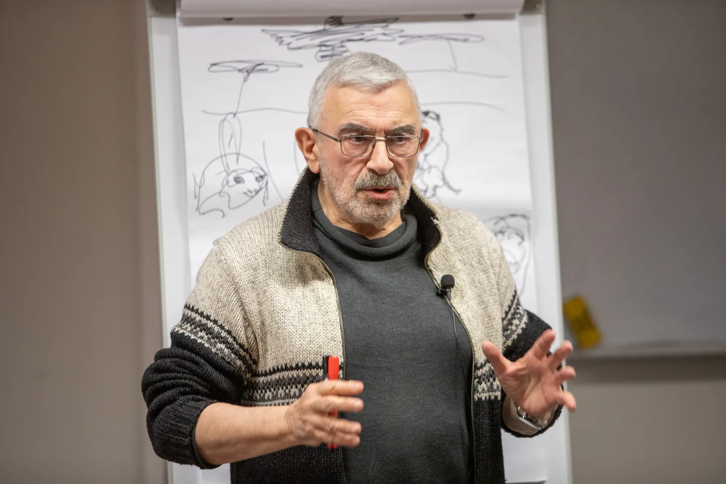 Koidula muuseumi aias räägib loomadest Aleksei Turovski.