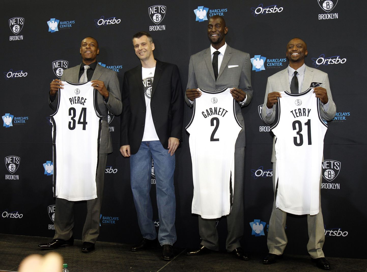 Brooklyn Netsi mängijate esitlus, nende keskel Mihhail Prohhorov.