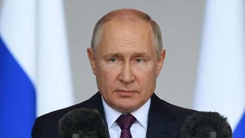ВИДЕО ⟩ Новые подозрения: поведение Путина во время выступления в новогоднюю ночь выдало его болезнь?