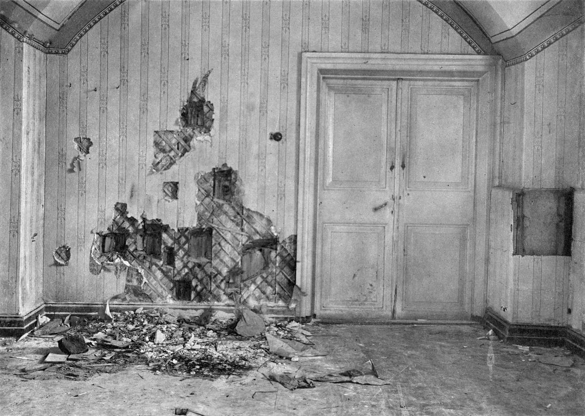 Ruum, kus hukati Romanovid. 1919. aastal, kui Ipatjevi maja piirkond oli valgete käes, kiskusid uurijad seinad katki, et leida sealt kuule ja muid asitõendeid.