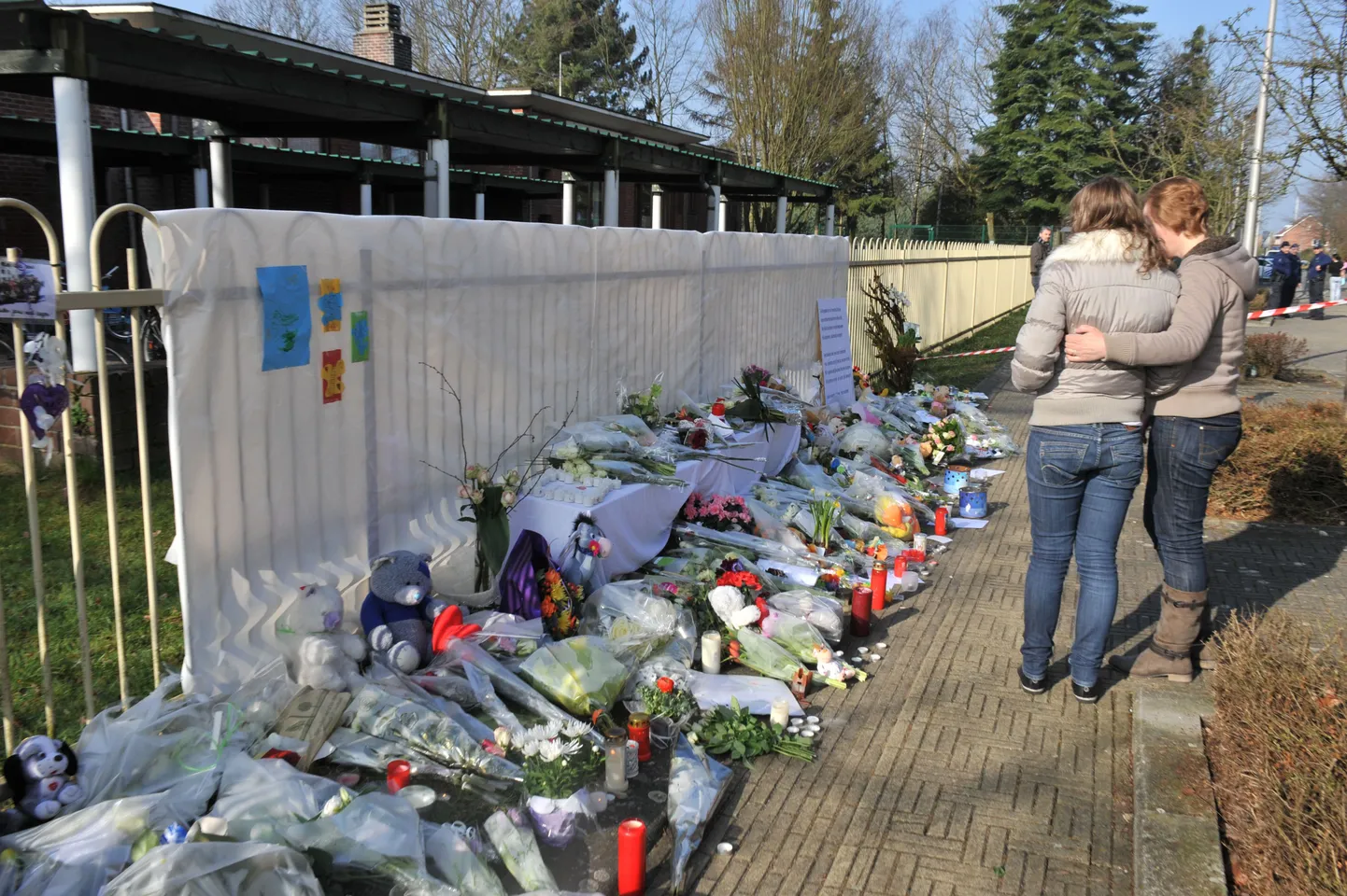 Lilled ja küünlad traagilise bussiõnnetuse ohvritele Lommelis.