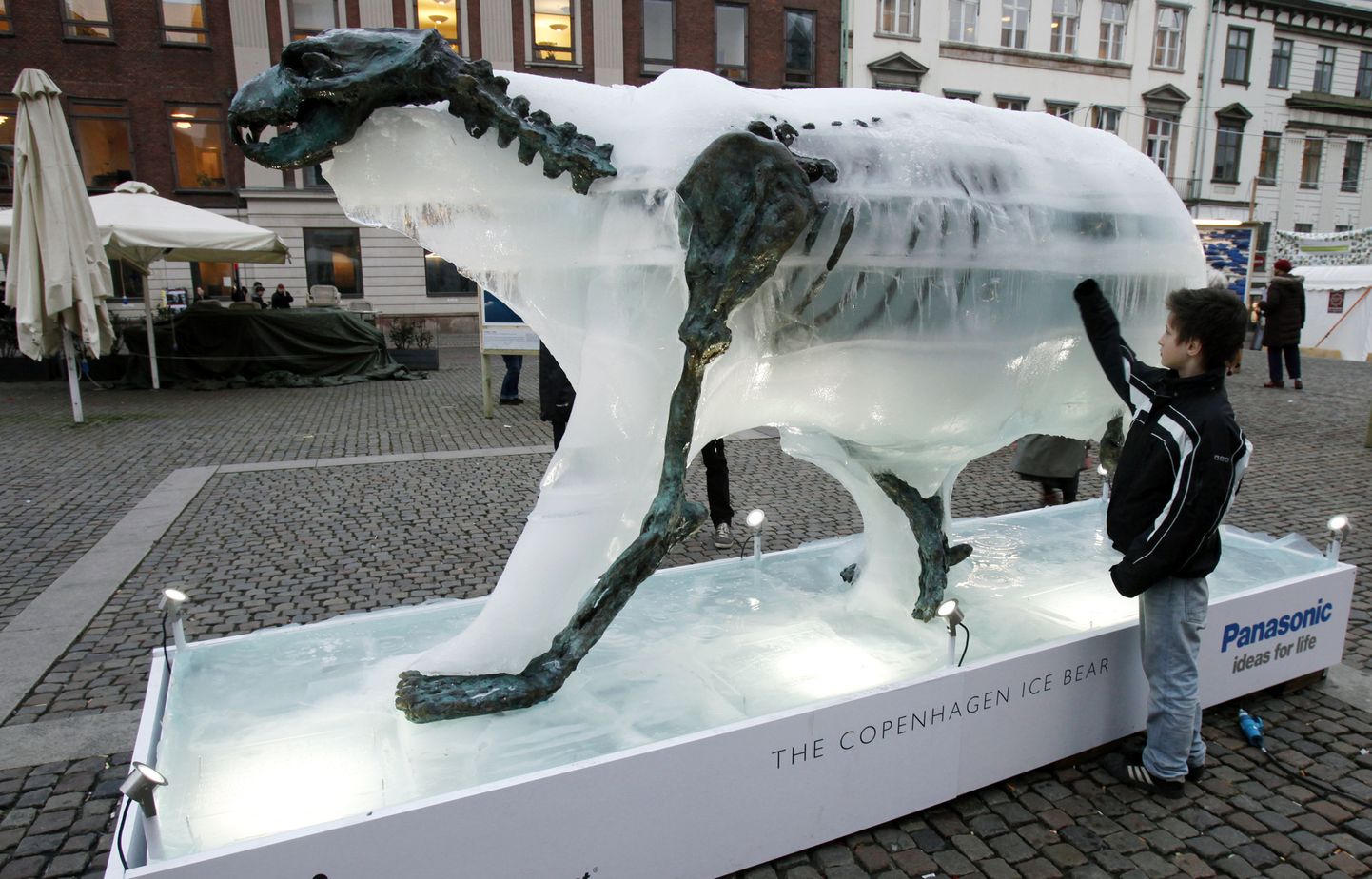 Jääkaru skeletti kujutav pronksskulptuur Kopenhaagenis