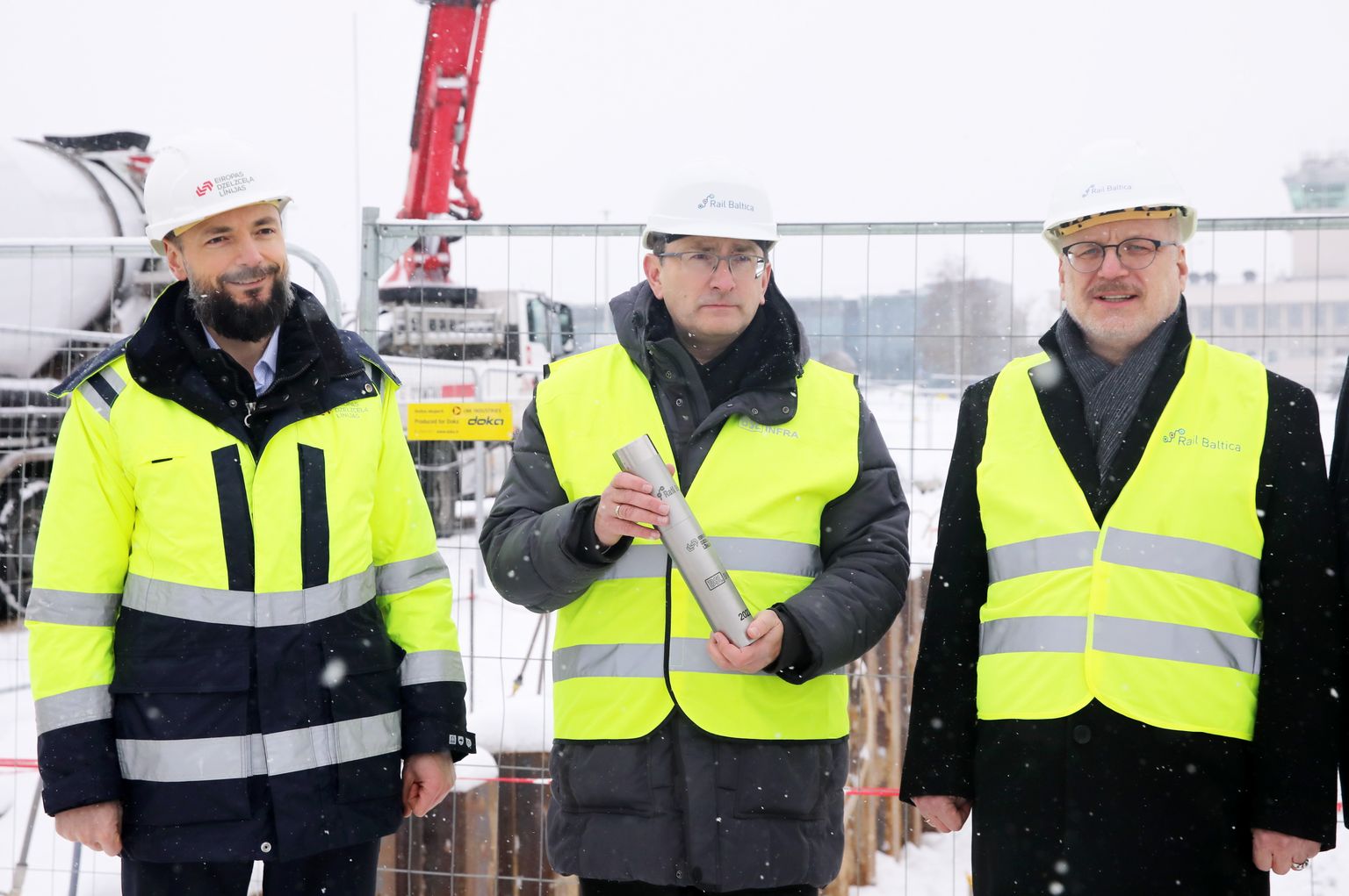 SIA Eiropas Dzelzceļa līnijas valdes priekšsēdētājs Kaspars Vingris (no kreisās), satiksmes ministrs Tālis Linkaits un Valsts prezidents Egils Levits piedalās "Rail Baltica" starptautiskās stacijas kapsulas iemūrēšanās pasākumā stacijas būvlaukumā pie lidostas "Rīga".