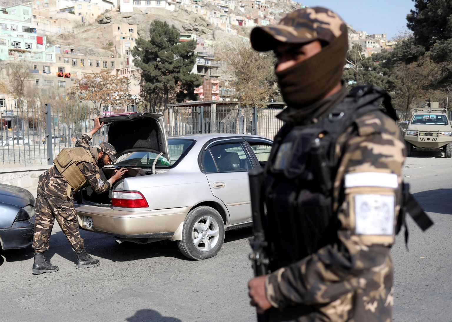 Talibani võitlejad Kabulis sõidukeid kontrollimas.