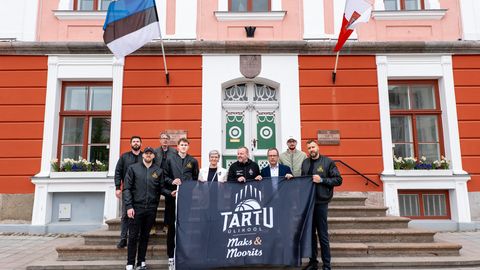 Raekoja ees lehvivad suure finaali ootuses korvpallimeeskonna lipud