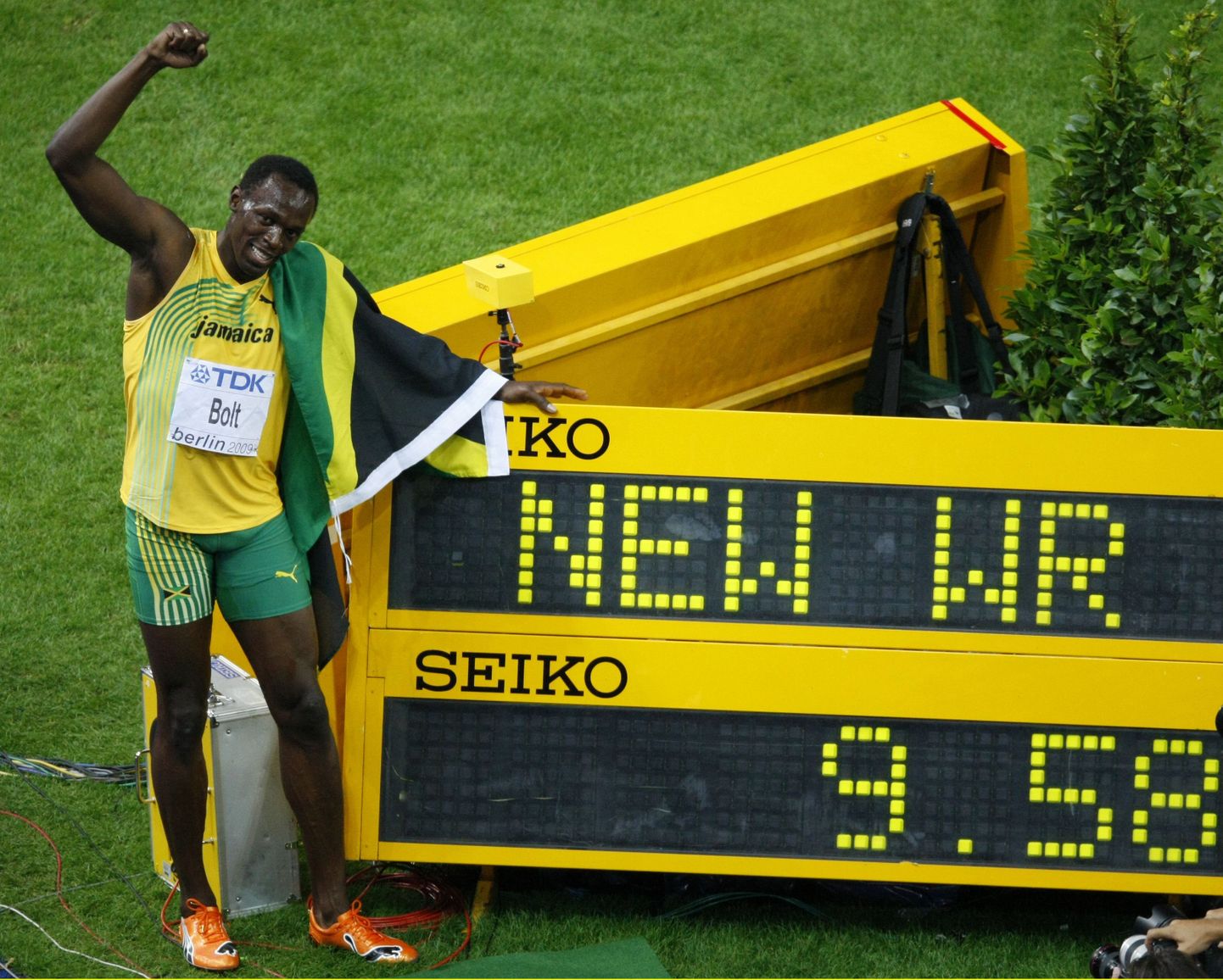 Usain Bolt on kolm korda nihutanud meeste 100 meetri jooksu maailmarekordit. Praegune tipptulemus 9,58 kehtib alates 2009. aastal Berliinis peetud maailmameistrivõistlustest.