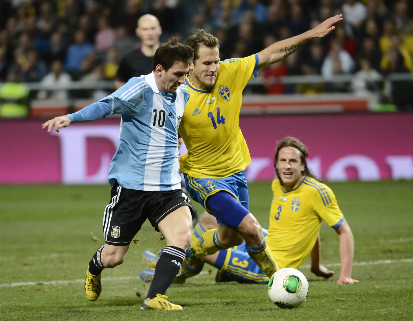 Tobias Hysen (paremal) võitlemas Lionel Messiga