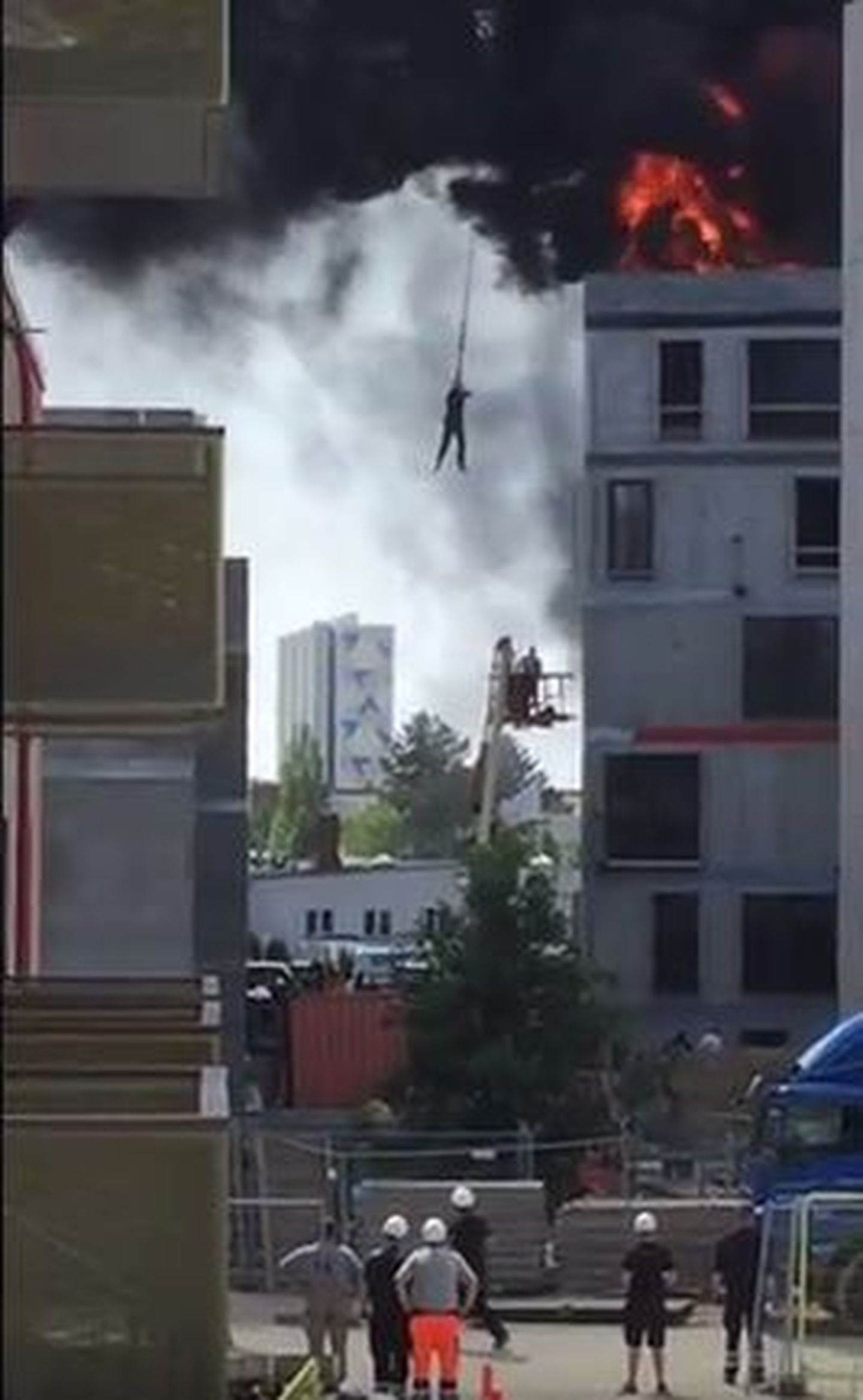 В Дании рабочий чудом спасся с горящей крыши шестиэтажки, зацепившись за тросы крана.